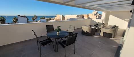 Relax in the comfortable lounge set and enjoy the atmosphere until late hours.