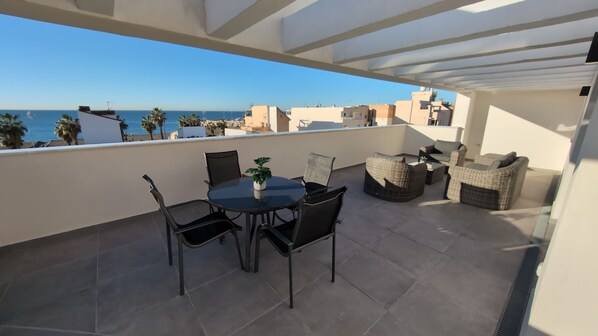 Relax in the comfortable lounge set and enjoy the atmosphere until late hours.