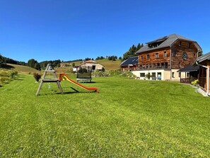 Grand terrain avec jeux extérieur, terrain de pétanque
