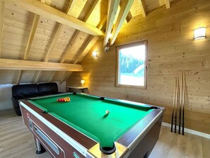 Grande salle de Jeux, très lumineuse