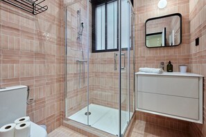 salle de bain avec toilette