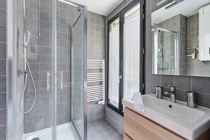 salle de bain avec toilette
