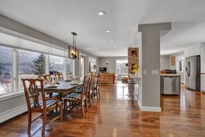 Easy entertaining with large family-style seating and open floor plan