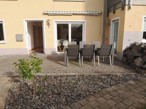 Terasse mit Garten und Eingangstür