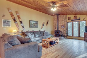 Living Room | Flat-Screen TV | Wood-Burning Stove | Central Air Conditioning