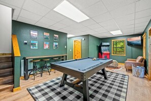 Game Room: Unleash your competitive spirit with billiards, arcade fun, and stunning mountain views!