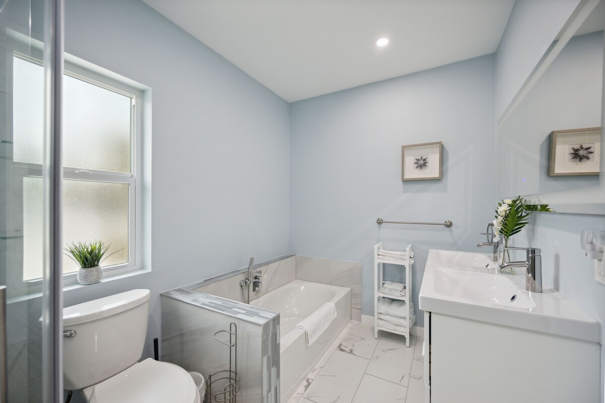 Cozy & Freshly Renovated Pool Home Minutes to Siesta Key