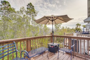 Furnished Deck | 3 Mi to Beach