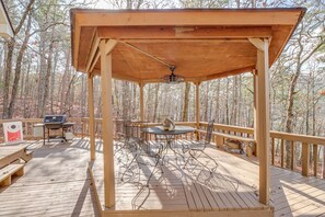 Deck | Gas Grill | Outdoor Seating & Dining | Cornhole | Lake Views