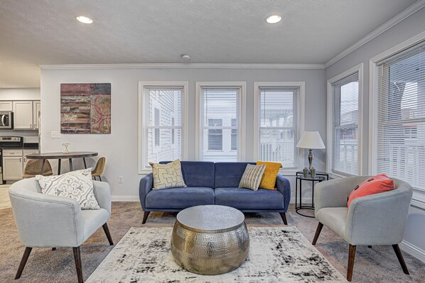 Cozy Living Space With Plenty of Seating. 