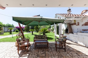 Outdoor kitchen