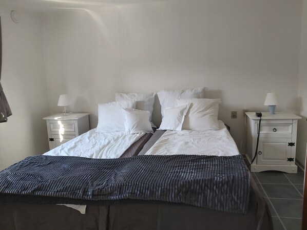 The bedroom features 2 single beds as double bed (90 x 200 cm each)