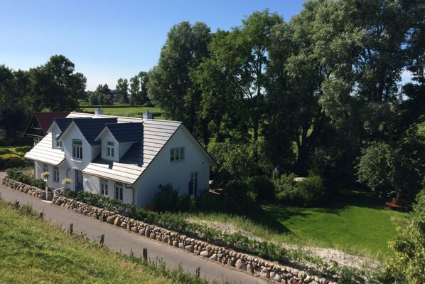 Außenseite Ferienhaus [Sommer]