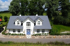 Außenseite Ferienhaus [Sommer]