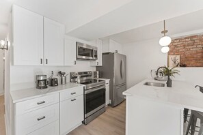 Full-size kitchen, fully stocked