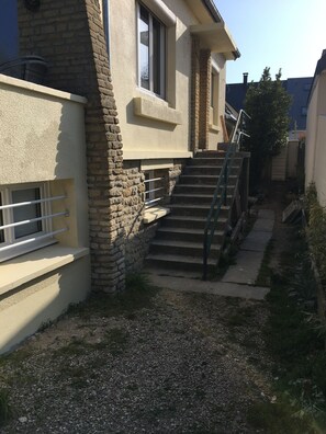 entrée latérale accès au niveau séjour