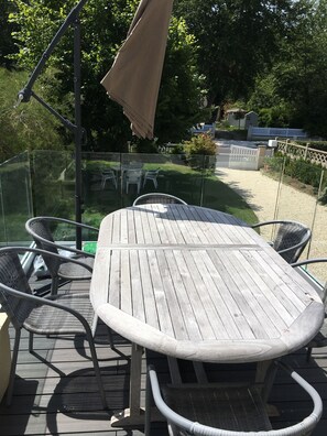 Table de jardin sous tilleul 12 places plus table ronde sur terrasse 6/8 places