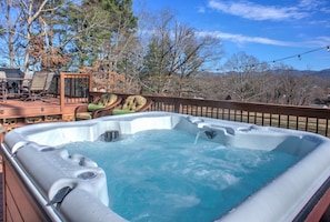 Private Hot Tub - Only 8 Minutes to Downtown AVL!