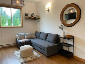 Pull-out double sofa with extra linens available