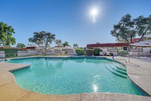 Community Amenities | Outdoor Pool