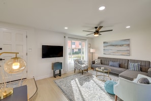 Living Room | 1st Floor | Full Sleeper Sofa | Smart TV | Free WiFi