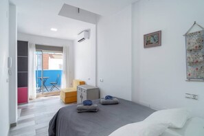 Dormitorio con cama doble 