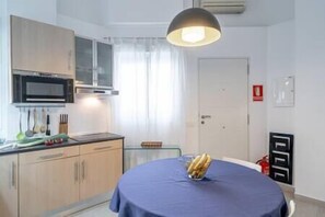Entrada a la vivienda y aire acondicionado
