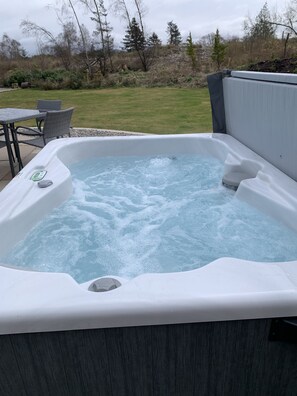 Hot Tub at Tawny Owl Pod - and relax!