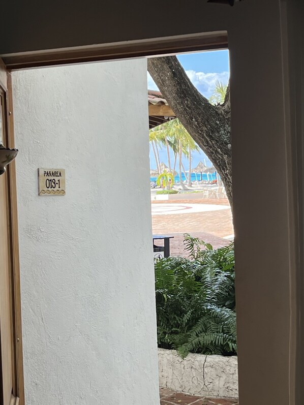So close to the private beach. You can see the beach from the apt's front door. 