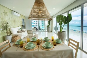 Seating area,Dining area