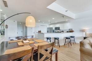 Dining Area | Dishware & Flatware Provided