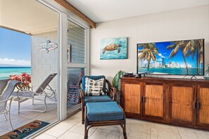 Floor to ceiling windows bring the Maui sunshine in