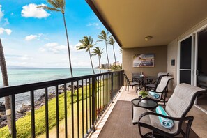 Expansive lanai with plenty of seating