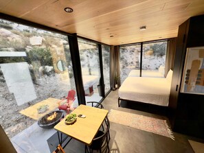 Mirror Mountain Dining area with King Bed 