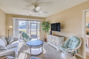 Living Room | Sleeper Sofa | Smart TV | Central A/C | Keyless Entry