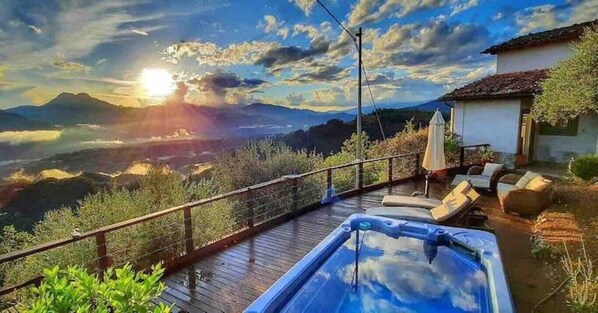 Outdoor spa tub
