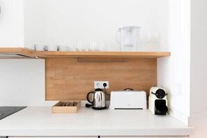 Kitchen counter (coffee machine)