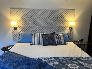 Rez-de-chaussée: Chambre 1 (lit King) avec télé + chromecast