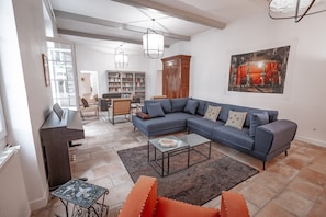 Large living room - Bookcase - Piano