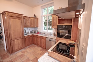 Fully equipped kitchen - Coffee machine with beans - Coffee machine with piston - Kettle - Dishwasher - Oven / Microwave - Toaster