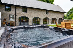 Bain à remous extérieur