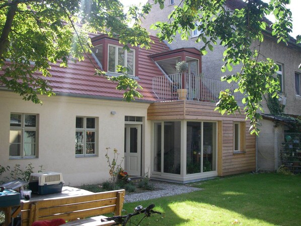 Gartenansicht mit Blick auf den Balkon