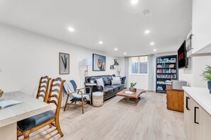 You'll be walking into immediate comfort and relaxation. Check in is easy and stress-free. The apartment is clean, warm and comfortable with everything needed to feel happy and at home