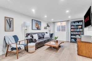 You'll be walking into immediate comfort and relaxation. Check in is easy and stress-free. The apartment is clean, warm and comfortable with everything needed to feel happy and at home