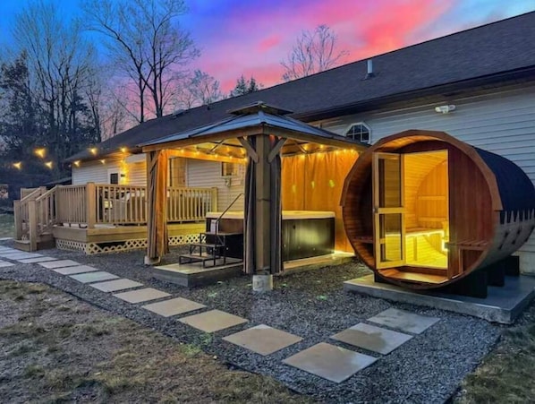 Outdoor spa tub