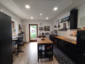 A beautiful entertaining kitchen with everything a chef could ask for. 