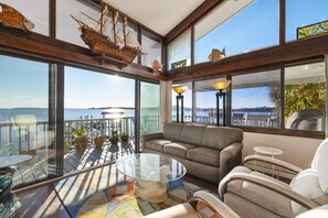 The corner unit allows an abundance of light