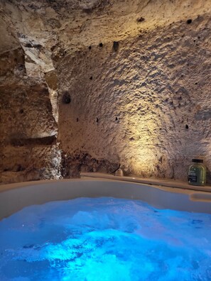 Indoor spa tub