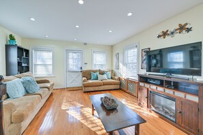 Living Room | Smart TV | Central Heating | Window A/C Unit | Electric Fireplace