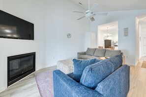 Living Room | Flat-Screen Cable TV | Gas Fireplace | Twin Sleeper Sofa